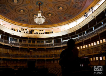 En el Teatro Sauto, en la sombra, Rubén Darío Salazar. Foto: Jorge Ricardo.