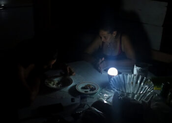 Una familia durante un apagón en La Habana. Foto: Ernesto Mastrascusa / EFE / Archivo.