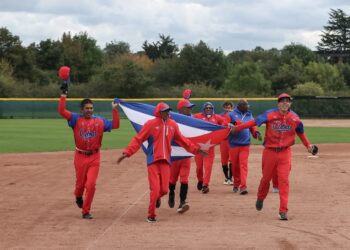 Los antillanos celebraron la corona en la lid británica. Foto: Rocker Davies/WBSC.