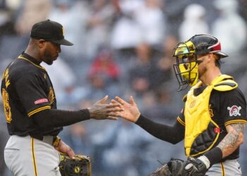 Los cubanos Aroldis Chapman (izquierda) y Yasmani Grandal (derecha) fueron un azote contra los Yankees este sábado. Foto: MLB.