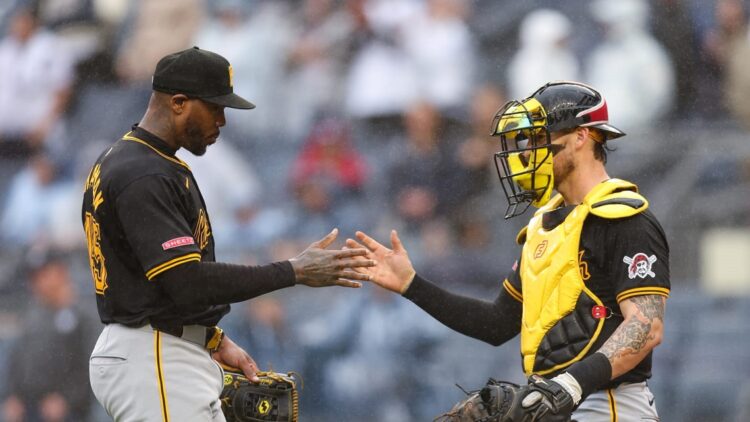 Los cubanos Aroldis Chapman (izquierda) y Yasmani Grandal (derecha) fueron un azote contra los Yankees este sábado. Foto: MLB.