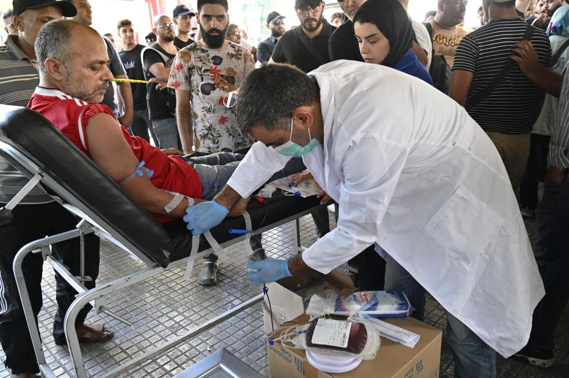 Largas filas en Beirut para donar sangre con el fin de asistir a los heridos de los ciberataques de Israel. Foto: Wael Hamzeh / EFE.