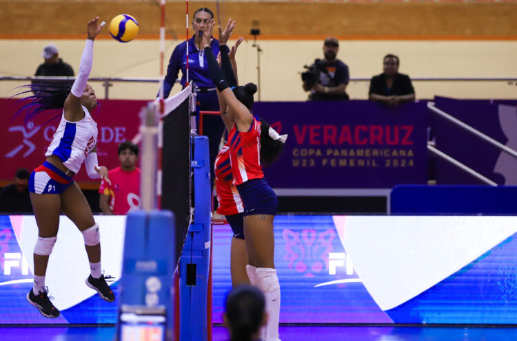 La cubana Whitney James ataca en el partido contra República Dominicana en la Copa Panamericana Sub-23. Foto: www.norceca.net