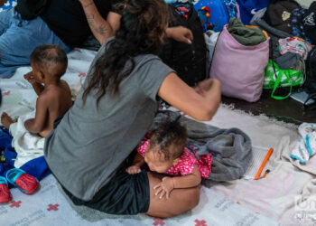 Migrantes irregulares con sus hijos en un refugio transitorio en El Paso, Texas. Foto: Kaloian / Archivo.