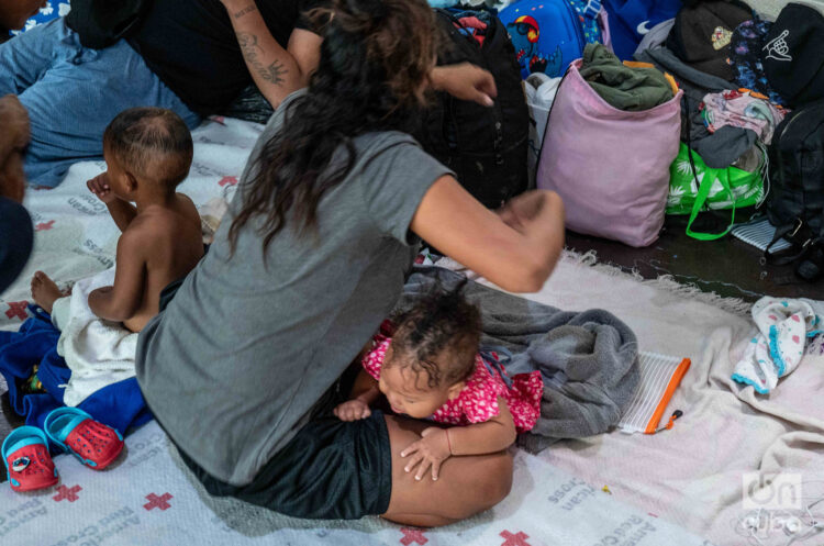 Migrantes irregulares con sus hijos en un refugio transitorio en El Paso, Texas. Foto: Kaloian / Archivo.