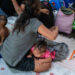 Migrantes irregulares con sus hijos en un refugio transitorio en El Paso, Texas. Foto: Kaloian / Archivo.