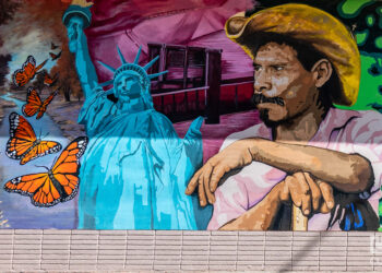 Fragmento de un mural en la fachada de la sede de Las Américas, un Centro de Defensa del Inmigrante en El Paso, Texas. La obra fue creada por adolescentes en el Sistema de Libertad Condicional Juvenil. Foto: Kaloian.