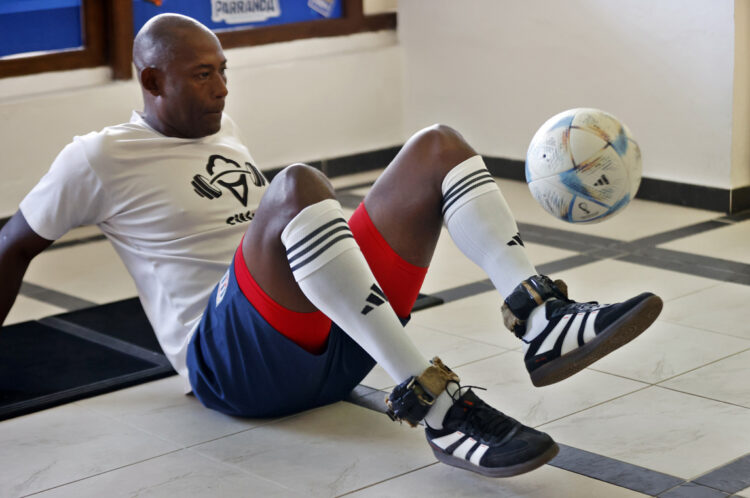 Hernández Sánchez patea un balón este sábado en La Habana. Foto: Ernesto Mastrascusa /EFE.