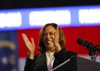 Kamala Harris en Charlotte, Carolina del Norte. Foto: EFE/EPA/ERIK S. LESSER.