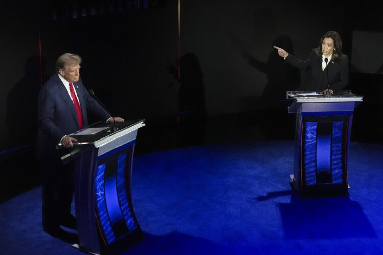 Donald J. Trump y  Kamala Harris durante el debate presidencial. Foto: EFE/EPA/DEMETRIUS FREEMAN / POOL.