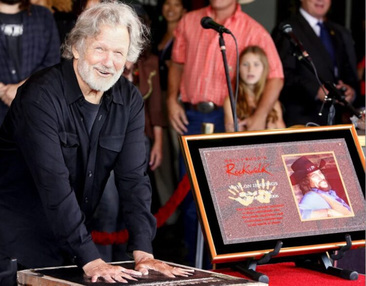 Foto de archivo del músico y actor estadounidense Kris Kristofferson, fallecido el 28 de septiembre de 2024, a los 88 años, mientras deja la huella de sus manos en el cemento durante su entrada en el paseo del Rock de Hollywood (RockWalk), en Hollywood, California Foto: Paul Buck / EFE / Archivo.