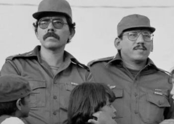 Los comandantes sandinistas Daniel y Humberto Ortega en los años 80 Foto:  BBC.