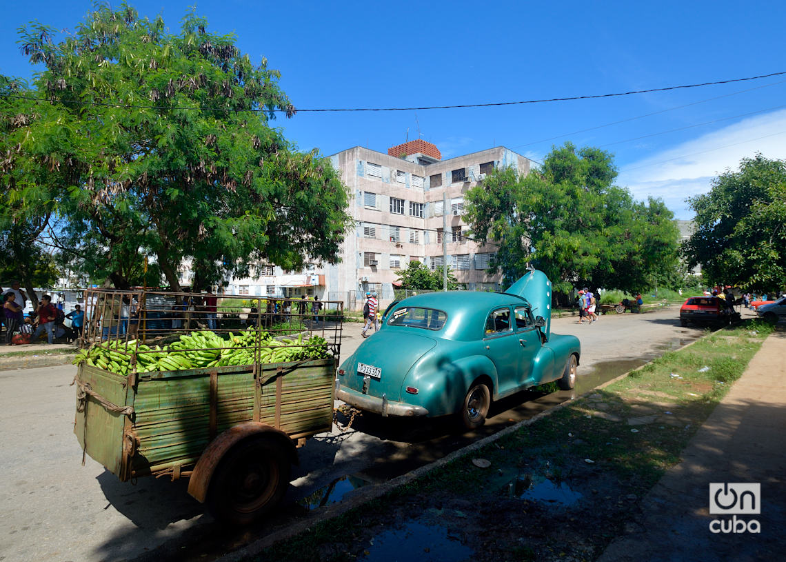 Micro X, en Alamar, La Habana. Foto: Otmaro Rodríguez.