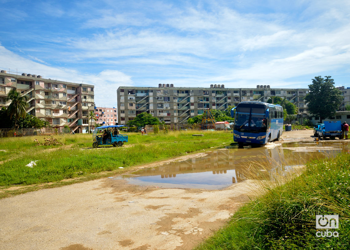 Micro X, en Alamar, La Habana. Foto: Otmaro Rodríguez.