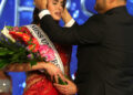 El director de Miss Universe Cuba corona a Marianela Ancheta como Miss Universo Cuba 2024 durante la ceremonia de selección celebrada en el Centro de Arte y Entretenimiento Milander en Miami. Foto: Marlon Pacheco / EFE.