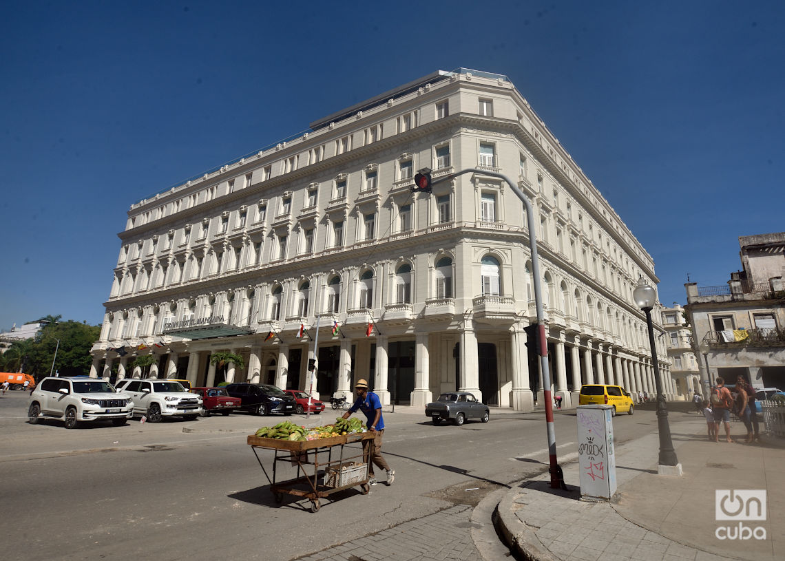 El famoso complejo comercial Manzana de Gómez convertido en hotel. Foto: Otmaro Rodríguez.