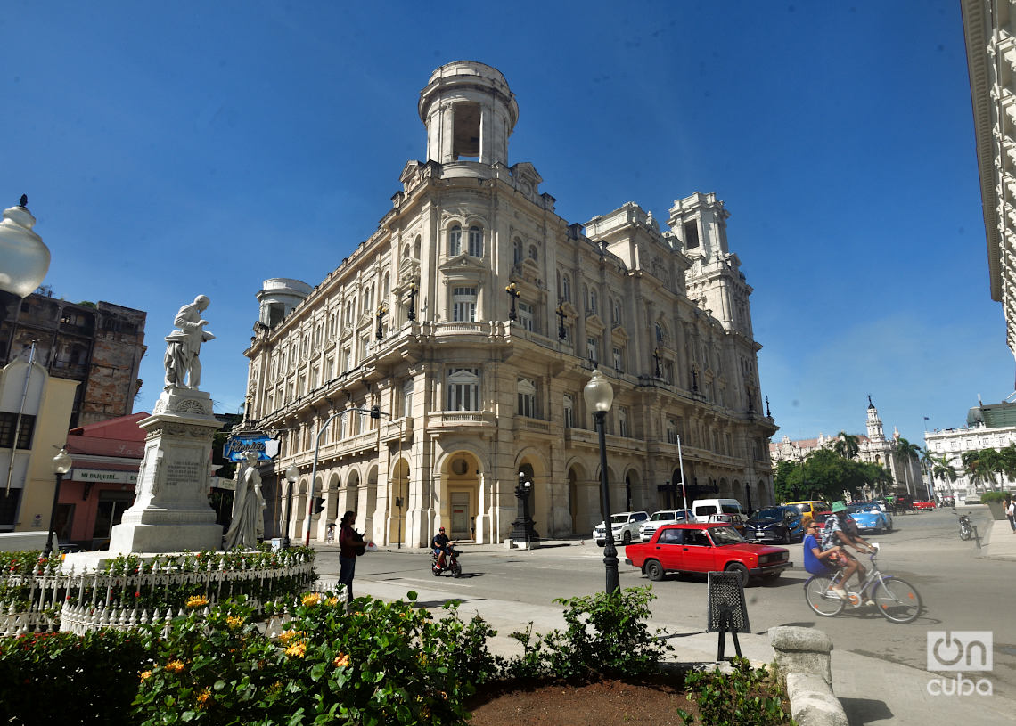 Plazuela de Albear, en La Habana Vieja. Detrás, una de las sedes del Museo de Bellas Artes. Foto: Otmaro Rodríguez.