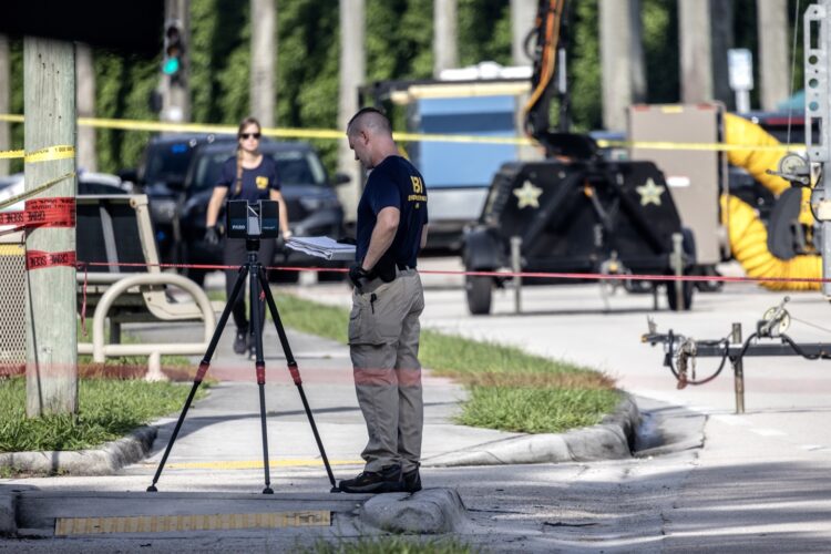 Agentes investigando en el campo de golf de Trump en West Palm Beach. Foto: EFE/EPA/CRISTOBAL HERRERA-ULASHKEVICH.