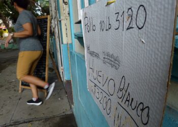 Precios en un bodegón privado en el barrio del Vedado, La Habana. Foto: AMD.