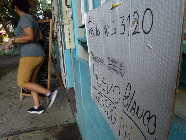 Precios en un bodegón privado en el barrio del Vedado, La Habana. Foto: AMD.