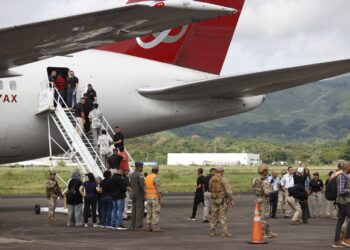 Panamá deporta a un primer grupo de más de 100 migrantes indios tras un acuerdo con EE.UU. Foto: EFE/ Bienvenido Velasco