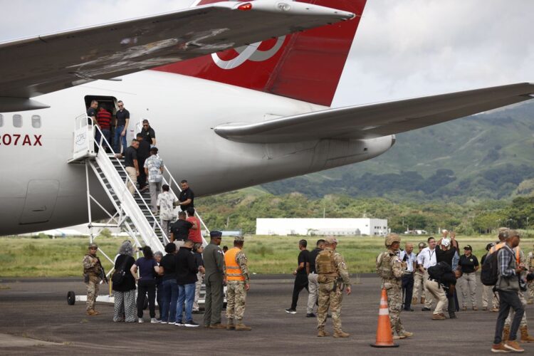 Panamá deporta a un primer grupo de más de 100 migrantes indios tras un acuerdo con EE.UU. Foto: EFE/ Bienvenido Velasco