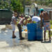 Personas cargan agua desde un camión cisterna (pipa) en La Habana. Foto: Otmaro Rodríguez.