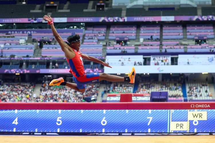 Robiel Yankiel Sol Cervantes compite en la final de salto de longitud T47 del atletismo con sede en Estadio de Francia durante los Juegos Paralìmpicos París 2024, el 3 de Agosto de 2024 en Paris, Francia. Foto:  Calixto N. Llanes/Periódico JIT.