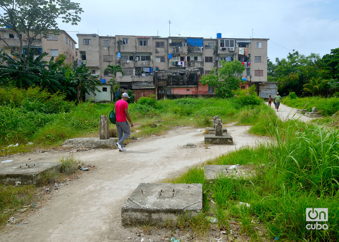 Edificios en el barrio de San Martín, en el Cerro, La Habana. Foto: Otmaro Rodríguez.