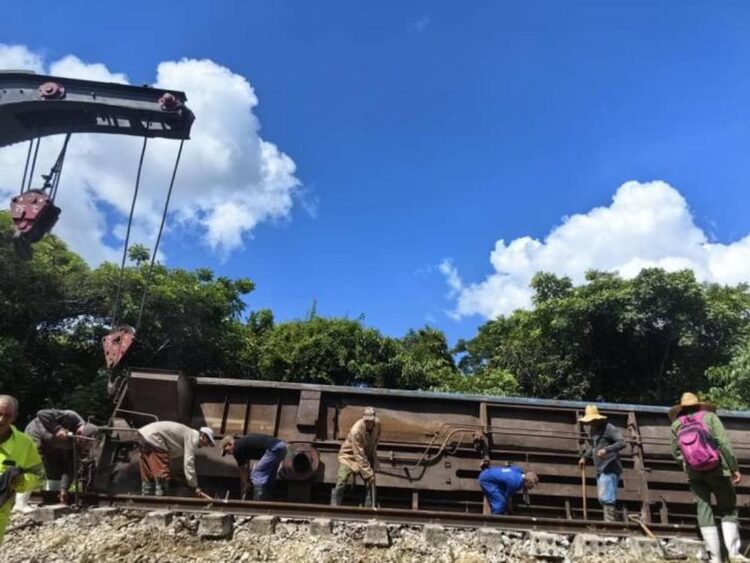 Tren descarrilado en Matanzas. Foto: Perfil de FB del Ministerio del Transporte.