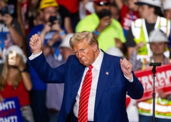 Donald Trump baila después de hablar en un mitin de campaña en Johnstown, Pensilvania, el 30 de agosto de 2024. Foto: EFE/EPA/JIM LO SCALZO.