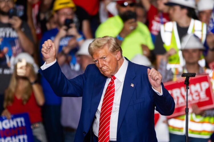 Donald Trump baila después de hablar en un mitin de campaña en Johnstown, Pensilvania, el 30 de agosto de 2024. Foto: EFE/EPA/JIM LO SCALZO.