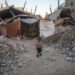 Un niño palestino desplazado internamente que huyó con su familia del norte de la Franja de Gaza se encuentra afuera de su refugio en la ciudad de Khan Younis, en el sur de la Franja de Gaza. Foto: Mohammed Saber / EFE.