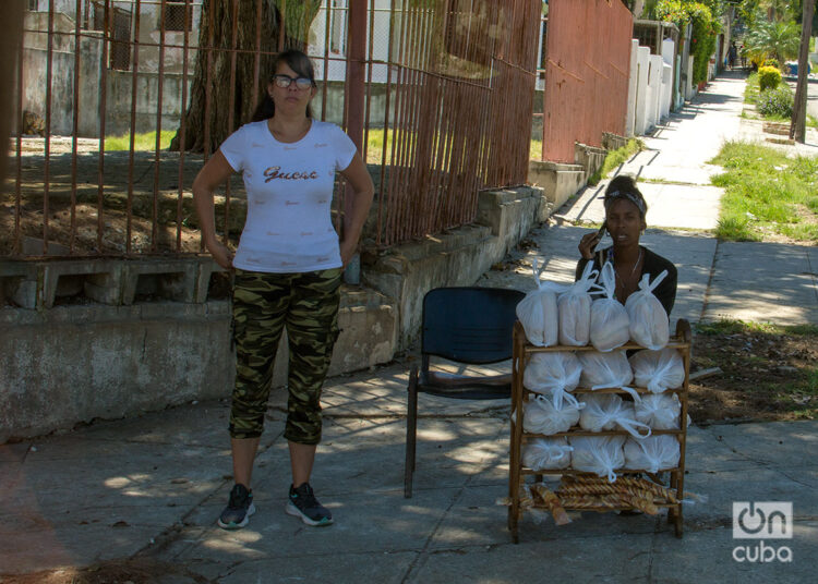 Puesto de venta particular de pan en La Habana. Foto: Otmaro Rodríguez.