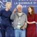 Tilda Swinton, Pedro Almodóvar y Julianne Moore, en Festival de Cine de Venecia. Foto: FABIO FRUSTACI/EFE/EPA.