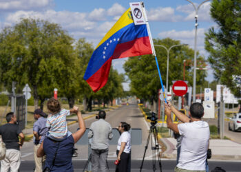 Simpatizantes del excandidato opositor a la Presidencia de Venezuela, Edmundo González Urrutia, en la puerta de la base aérea de Torrejón de Ardoz (Madrid). Foto: Borja Sánchez-trillo/EFE