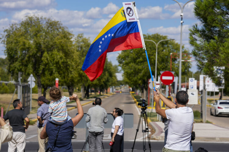 Simpatizantes del excandidato opositor a la Presidencia de Venezuela, Edmundo González Urrutia, en la puerta de la base aérea de Torrejón de Ardoz (Madrid). Foto: Borja Sánchez-trillo/EFE