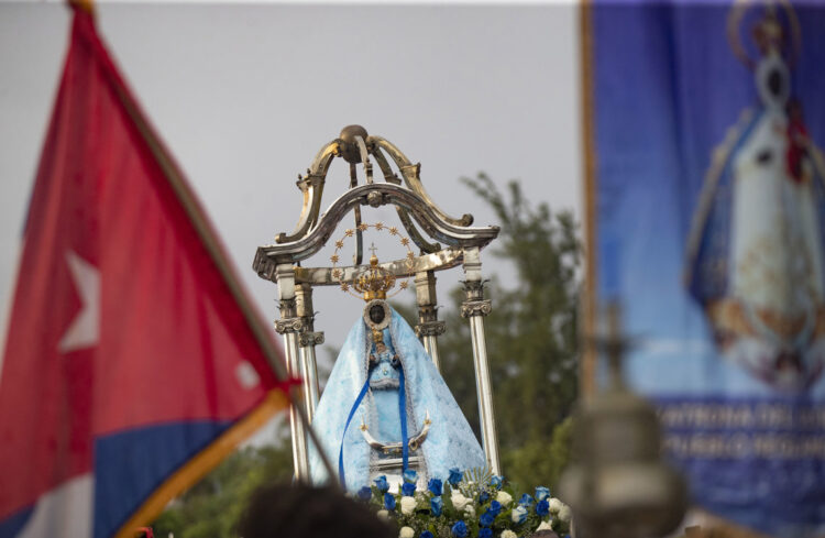 Fotografía de una escultura de la Virgen de Regla durante una procesión por las calles del barrio que lleva su nombre este sábado, en La Habana (Cuba). Foto: Yander Zamora/EFE.