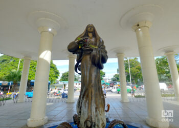 La escultura de la Virgen del Camino, obra de Rita Longa, en la glorieta en la que está situada, en La Habana. Foto: Otmaro Rodríguez.