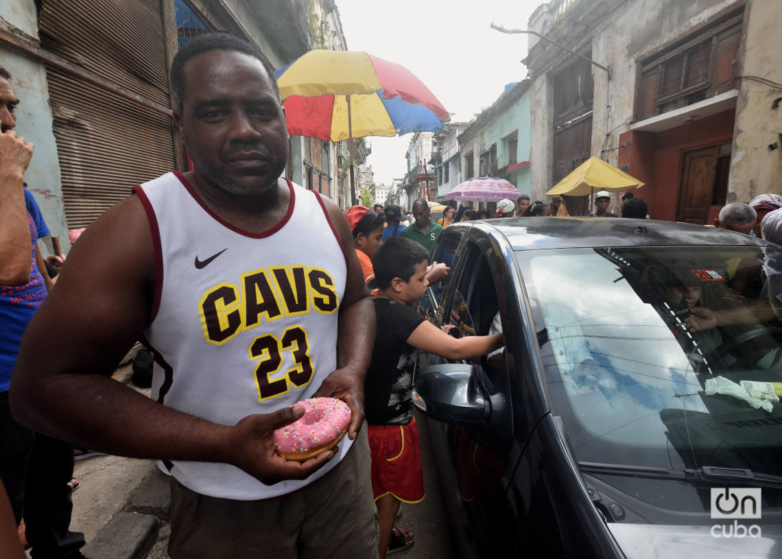 Devotos de la Virgen del Caridad de Cobre por las calles de Centro Habana, el domingo 8 de septiembre de 2024. Foto: Otmaro Rodríguez.