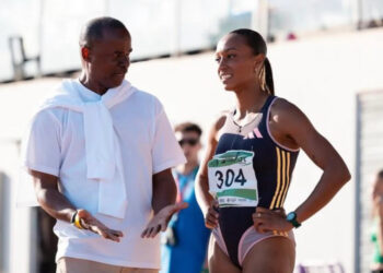 La triplista española Ana Peleteiro junto al exatleta y entrenador cubano Iván Pedroso. Foto: ABC / Archivo.