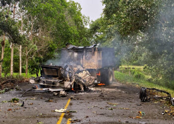 Fotografía cedida por la oficina de comunicaciones del Ejército de Colombia del ataque de la guerrilla del ELN a la base militar de Puerto Jordán, en el departamento colombiano de Arauca, en Puerto Jordán. Foto: Ejército de Colombia / EFE.