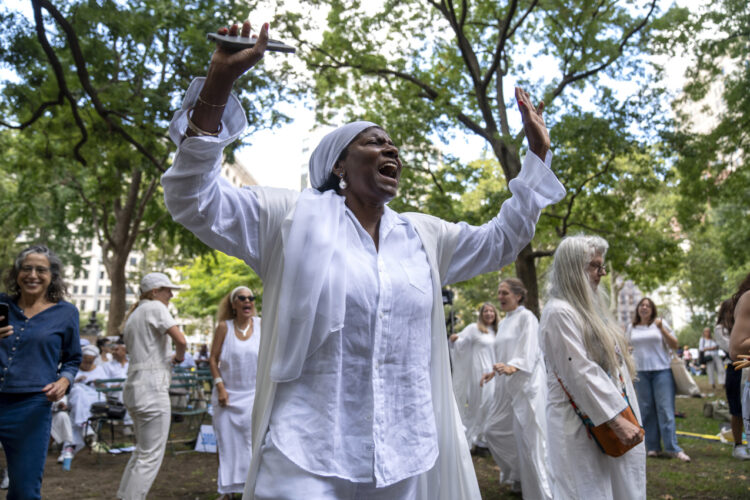 La artista afrocubana María Magdalena Campos-Pons participa en la "procesión de ángeles", este viernes, en la plaza del Madison Square Park, en Nueva York. Foto: Ángel Colmenares / EFE.