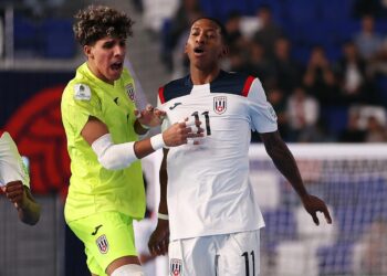 Dos jugadores cubanos durante el partido frente a Tailandia de la Copa Mundial de Futsal, ganado por los tailandeses con pizarra de 10x5. Foto: @fifaworldcup_es / X.