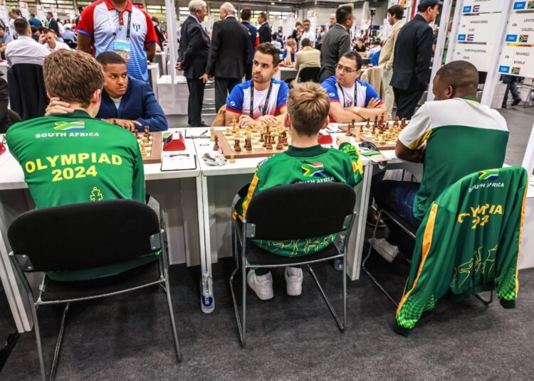 El equipo cubano del apartado abierto (de frente) enfrenta a Sudáfrica en una de las rondas de la Olimpiada de Ajedrez Budapest 2024, en Hungría. Foto: @FIDE_chess / X.