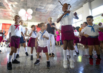 Niños bailan durante el acto de inicio del año escolar en la escuela Solidaridad con Panamá, este lunes, en La Habana. EFE/ Yander Zamora.