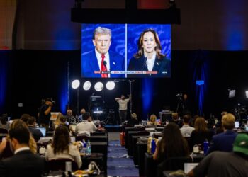 El expresidente y candidato republicano Donald Trump y la vicepresidenta y candidata demócrata Kamala Harris en la pantalla de una sala de prensa durante el debate en Pensilvania, 10 de septiembre de 2024. Foto: EFE/EPA/JIM LO SCALZO.