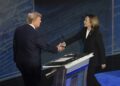 El candidato republicano Donald J. Trump y la candidata demócrata y vicepresidenta Kamala Harris se saludan al inicio del debate presidencial. Foto: EFE/EPA/DEMETRIUS FREEMAN / POOL.