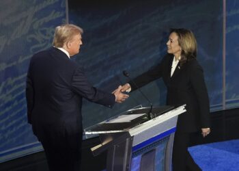 El candidato republicano Donald J. Trump y la candidata demócrata y vicepresidenta Kamala Harris se saludan al inicio del debate presidencial. Foto: EFE/EPA/DEMETRIUS FREEMAN / POOL.