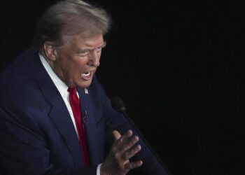 Trump responde a Harris durante el debate presidencial en el National Constitution Center de Filadelfia, Pensilvania, el 10 de septiembre de 2024. Foto: EFE/EPA/DEMETRIUS FREEMAN / POOL.